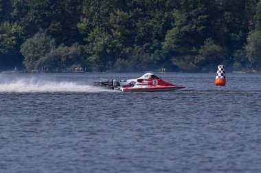 Ternopil/Ukrayna - 26.08.2019 2019. Dünya Motorbot Şampiyonası. F-125, F-250 ve F-500 sınıflarında su formülü. Motorlu tekne yarışı. Hız rekabeti. Hızlı motorlu tekne.