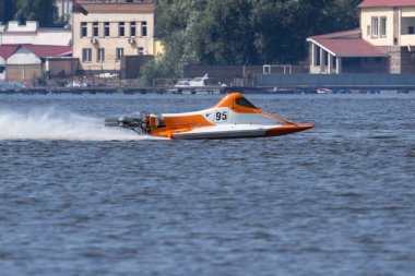 Ternopil/Ukrayna - 26.08.2019 2019. Dünya Motorbot Şampiyonası. F-125, F-250 ve F-500 sınıflarında su formülü. Motorlu tekne yarışı. Hız rekabeti. Hızlı motorlu tekne.