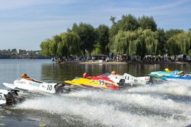 Ternopil/Ukrayna - 26.08.2019 2019. Dünya Motorbot Şampiyonası. F-125, F-250 ve F-500 sınıflarında su formülü. Motorlu tekne yarışı. Hız rekabeti. Hızlı motorlu tekne.