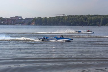 Ternopil/Ukrayna - 26.08.2019 2019. Dünya Motorbot Şampiyonası. F-125, F-250 ve F-500 sınıflarında su formülü. Motorlu tekne yarışı. Hız rekabeti. Hızlı motorlu tekne.