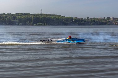 Ternopil/Ukrayna - 26.08.2019 2019. Dünya Motorbot Şampiyonası. F-125, F-250 ve F-500 sınıflarında su formülü. Motorlu tekne yarışı. Hız rekabeti. Hızlı motorlu tekne.