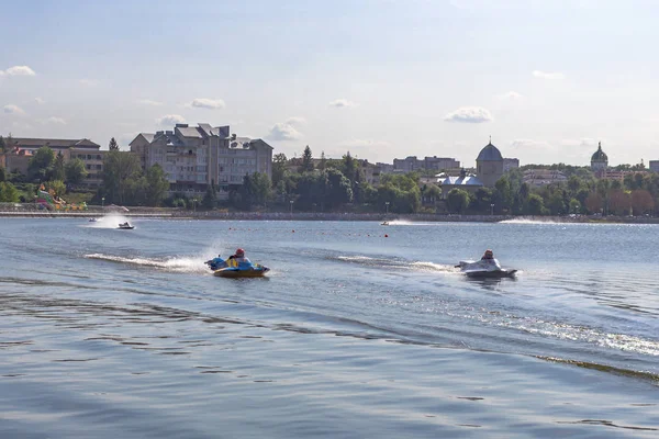 Ternopil/Ukrayna - 26.08.2019 2019. Dünya Motorbot Şampiyonası. F-125, F-250 ve F-500 sınıflarında su formülü. Motorlu tekne yarışı. Hız rekabeti. Hızlı motorlu tekne.