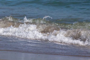 Berrak deniz suyu. Deniz köpüğü. Deniz spreyi. Okyanusun kıyısı. Isliyiz kumu. Uzun sahil şeridi. Yaz istirahati. Tropikal iklim. Sıcak ülkeler. Su sıçraması. Issız plaj.