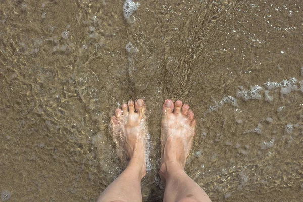 Вид Сверху Ноги Ноги Море Часть Человеческого Тела Барофут Песке — стоковое фото