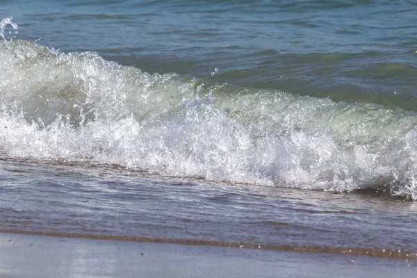 Berrak deniz suyu. Deniz köpüğü. Deniz spreyi. Okyanusun kıyısı. Isliyiz kumu. Uzun sahil şeridi. Yaz istirahati. Tropikal iklim. Sıcak ülkeler. Su sıçraması. Issız plaj.