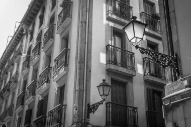 Avrupa şehirlerinin mimarisi. Binaya geçmişe dönük fener kondu. Mimaride geometri. Fransız balkonları manzaralı çok katlı bir ev. Aşağıdan görüntüle.