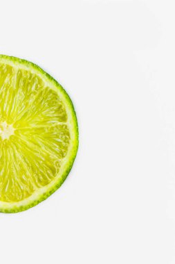 Taze narenciye meyvesi. Bir dilim portakal ve limon. Beyaz arka planda sulu meyve. Sağlıklı yiyecekler. Sağlıklı bir yaşam tarzı. Bağışıklık sistemini güçlendiriyorum. Sağlıklı yiyecekler. C vitamini içerir.