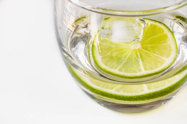Soğuk limonata. Ferahlatıcı bir yaz içkisi. Limonlu, limonlu ya da portakallı su. Ekşi meyve. Kilo vermek için besin. Zayıflatıcı içecek. Bağışıklığı güçlendiren ve toksinleri yok eden ürünler. Bardakta buz..