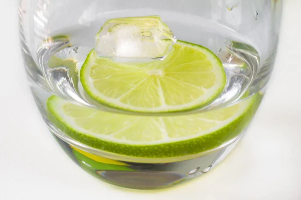 Limonata Fredda Rinfrescante Drink Estivo Acqua Con Lime Limone Arancia — Foto Stock