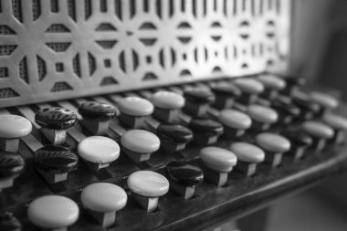 Rus müzik aleti. Düğme akordeonundaki siyah beyaz düğmeler. Kromatik el mızıkası. Halk enstrümanı. Hayatın siyah ve beyaz çizgileri. Düğmeler yakın plan. Müzik Oluştur.