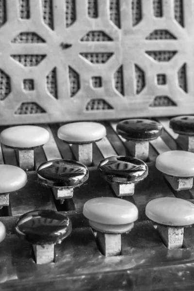 Ρωσικό Μουσικό Όργανο Ασπρόμαυρα Κουμπιά Στο Ακορντεόν Χρωματική Φυσαρμόνικα Χεριών — Φωτογραφία Αρχείου