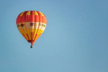 Balon uçuşu. Olağanüstü bir spor. Romantik hareket. Aşkını itiraf edeceğin ya da teklif yapacağın yer. Modern uçak. Rüzgarda uç. Şafakla tanış. Top gökyüzünde. Kuşların uçuşunun zirvesinde.