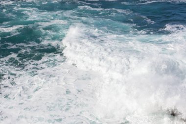 Deniz temalı duvar resmi. İç mekan için deniz manzarası. Beyaz deniz köpüğü. Dalgaların turkuaz rengi. Biscay Fırtınalı Körfezi. Dalgaların dokusu. Sprey ve denizin gücü.