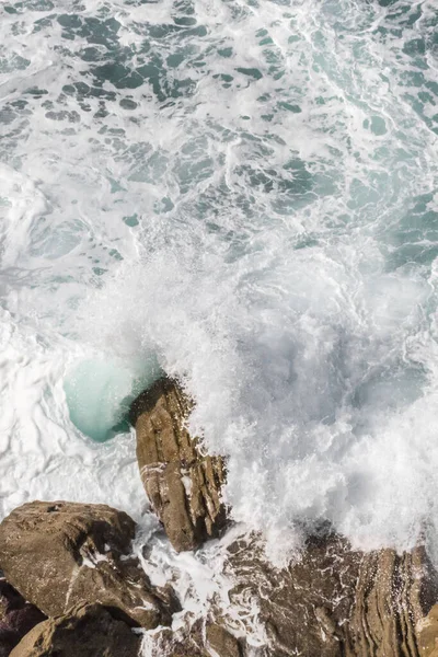 Biscay Körfezi Doğanın Öfkeli Gücü Dalgalar Taşları Yalıyor Kayalara Vuruyor — Stok fotoğraf