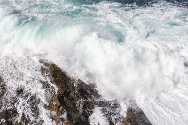 Бискайский Залив Неистовая Сила Природы Волны Облизывают Камни Бьются Камни — стоковое фото