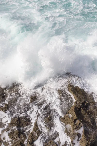 Biscay Körfezi Doğanın Öfkeli Gücü Dalgalar Taşları Yalıyor Kayalara Vuruyor — Stok fotoğraf