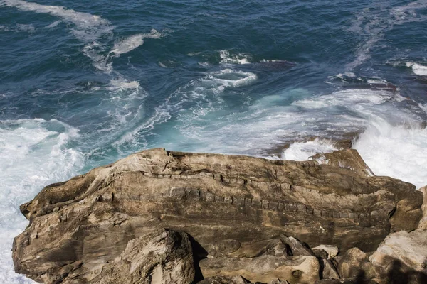 Biscay Körfezi Doğanın Öfkeli Gücü Dalgalar Taşları Yalıyor Kayalara Vuruyor — Stok fotoğraf