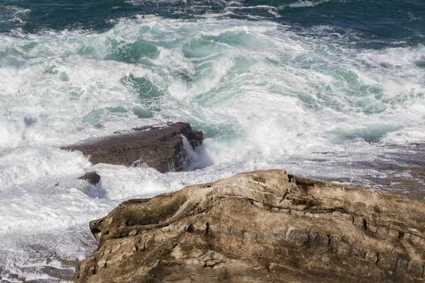 Biscay Körfezi Doğanın Öfkeli Gücü Dalgalar Taşları Yalıyor Kayalara Vuruyor — Stok fotoğraf