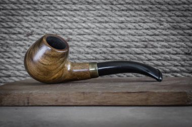 Tahta tüttürme piposu. Sigara içme alışkanlığı. Tütün içmek için bir cihaz. Sigara içmek sağlığa zarar verir. Kötü alışkanlık. Akciğer hastalıkları. Erkeklerin hobileri. Bir adama ne verilmeli?.