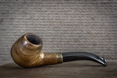 Tahta tüttürme piposu. Sigara içme alışkanlığı. Tütün içmek için bir cihaz. Sigara içmek sağlığa zarar verir. Kötü alışkanlık. Akciğer hastalıkları. Erkeklerin hobileri. Bir adama ne verilmeli?.