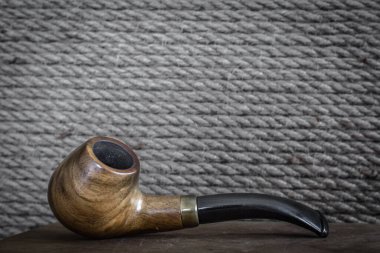 Tahta tüttürme piposu. Sigara içme alışkanlığı. Tütün içmek için bir cihaz. Sigara içmek sağlığa zarar verir. Kötü alışkanlık. Akciğer hastalıkları. Erkeklerin hobileri. Bir adama ne verilmeli?.