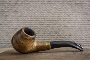 Tahta tüttürme piposu. Sigara içme alışkanlığı. Tütün içmek için bir cihaz. Sigara içmek sağlığa zarar verir. Kötü alışkanlık. Akciğer hastalıkları. Erkeklerin hobileri. Bir adama ne verilmeli?.