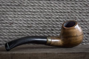 Tahta tüttürme piposu. Sigara içme alışkanlığı. Tütün içmek için bir cihaz. Sigara içmek sağlığa zarar verir. Kötü alışkanlık. Akciğer hastalıkları. Erkeklerin hobileri. Bir adama ne verilmeli?.