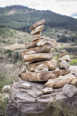 Cairn. Taş piramit. Bir dilek tut. Ahenk ve barışın sembolü. Yol göstericiler. Bir avuç dolusu taş. Mucizeye inan. Sakin olun. Aziz Jacob 'un yolu. Camino de Santiago.