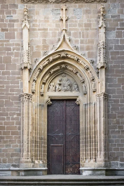 무거운 정면에 고대의 문입니다 스페인의 팜플로나의 가톨릭 갑문이 — 스톡 사진