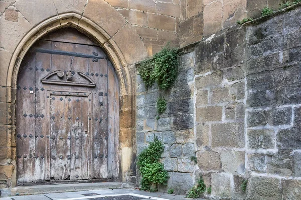 Heavy Wooden Door Ancient Gate Facade Stone Building Architecture Medieval — Stock Photo, Image