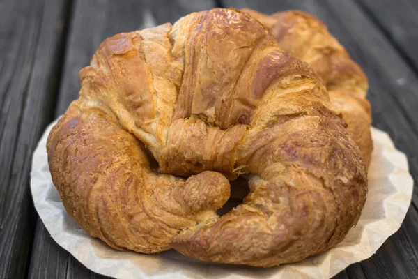 Färskt Bageri Krispig Croissant Mysig Bakgrund För Café Och Café — Stockfoto