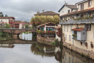 Yazar evi. Nehir boyundaki evler. Eski bir binanın ön cephesi. Eski Fransa. Santiago 'lu Camino. Sakin bir bölge. Saint-Jean-Pied-de-Port şehri. St. Jacob yolundaki istasyon. Hacılar için Alberge. Turist ve hac rotası.