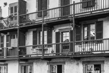 Fotoğrafçılıkta ritim. Mimaride net çizgiler ve geometri. Eski bir evin ön cephesi. Tahta korkuluk balkonları. Apartman binası. Bütçe konutları. Balkonları ve pencereleri aç.