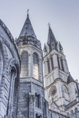 Lourdes Bakiresi. Güç merkezi. İyileşmek için hacca gitmek. Grotto Masabiel. Aziz Bernadette Soubirous. Kutsal Tespih. Lourdes 'te bir sığınak. Avrupa 'daki hacıların şehri..