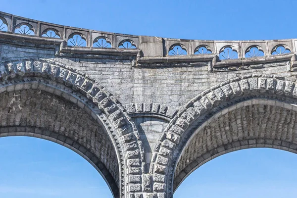 Огромный Каменный Мост Архитектура Старой Европы Мостик Убежище Лурде Город — стоковое фото