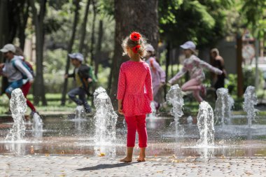 Kız arkasını kolluyor. Parktaki bilinmeyen çocuk. Eğlenceden uzak dur. Bekar çocuk. Okulun başlangıcı. İnsanlarla temas kurmak. Uzak dur. Herkes gibi değil. Sosyalleşme sorunları.