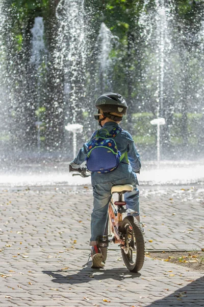 Barn Cykel Utsikt Över Pojken Parken Från Baksidan Okänd Grabb — Stockfoto