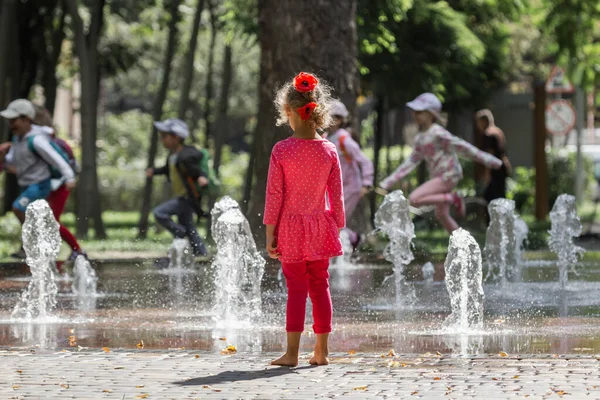 Kız arkasını kolluyor. Parktaki bilinmeyen çocuk. Eğlenceden uzak dur. Bekar çocuk. Okulun başlangıcı. İnsanlarla temas kurmak. Uzak dur. Herkes gibi değil. Sosyalleşme sorunları.