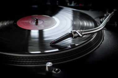 Vinil plak. Konsol karıştırılıyor. Vinil üzerine film müziği. Ses karıştırıcı. Profesyonel DJ. Parti müziği. Vinil DJ posteri. Analog medyadan müzik çalar. Ev tarzı müzik, tekno, disko..