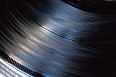 Vinil plak. Konsol karıştırılıyor. Vinil üzerine film müziği. Ses karıştırıcı. Profesyonel DJ. Parti müziği. Vinil DJ posteri. Analog medyadan müzik çalar. Ev tarzı müzik, tekno, disko..