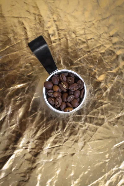 Aromatik Sabah Içkisi Altın Kaplama Kahve Çekirdekleri Kahve Molası Kahve — Stok fotoğraf