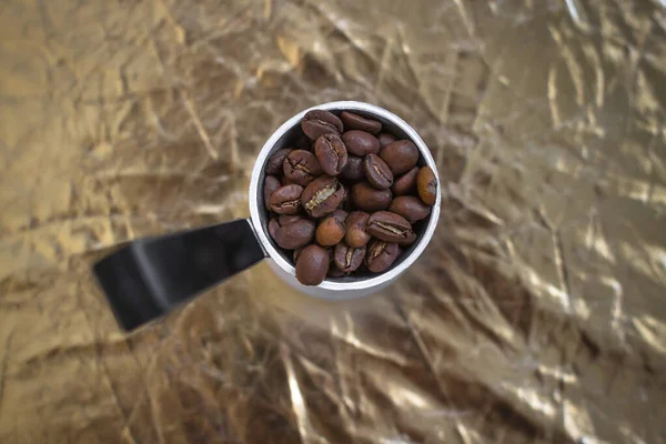 Aromatik Sabah Içkisi Altın Kaplama Kahve Çekirdekleri Kahve Molası Kahve — Stok fotoğraf