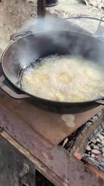 Freír Las Alas Pollo Aceite Hirviendo Sobre Fuego Abierto Cocine — Vídeos de Stock