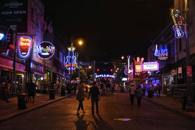 Memphis, TN, ABD - 24 Eylül 2019: Birçok neon ışıklarıyla ünlü Beale Caddesi 1977 'de Kongre' nin bir kararıyla The Home of the Blues ilan edildi. Blues kulüpleri ve restoranları yüzünden kalabalıkları çekiyor..