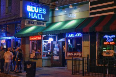 Memphis, TN, ABD - 24 Eylül 2019: İnsanlar Blues Hall ve ünlü Beale Street 'e gitmek için içki sunan müzik mekanının önünde toplanıyor.