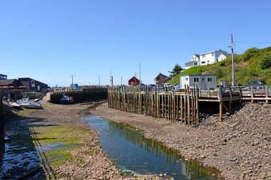 Hall 's Harbour, Kanada - 31 Temmuz 2017: Hall' s Harbour, Nova Scotia dalgalar yükseldi ve tekneler karada. Resimli liman, dünyaca ünlü Fundy Körfezi 'ndeki gelgitlerin dramatik değişimlerini görmek için harika bir yer olarak kabul ediliyor..