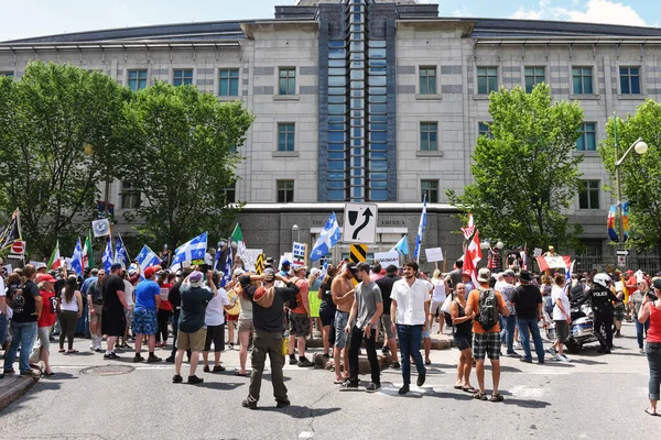 加拿大渥太华 2020年7月1日 抗议者和反抗议者聚集在美国大使馆前 一年一度的加拿大日庆祝活动因科罗纳威斯大流行病而取消 — 图库照片