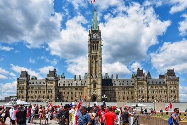 Ottawa, Kanada - 1 Temmuz 2020: Bazı protestocular ve karşı protestocular da dahil olmak üzere her zamankinden çok daha küçük bir kalabalık, bu yıl Coronavirus nedeniyle iptal edilen Kanada Günü kutlamalarının yapılacağı Parliament Hill 'de toplandı.