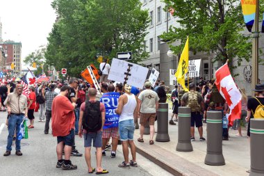 Ottawa, Kanada - 1 Temmuz 2020: Sağcı, silah yanlısı ve kitli protestocular ABD Büyükelçiliği önünde protesto gösterisi düzenlediler. Geleneksel Kanada Günü kutlamaları Coronavirüs salgını nedeniyle iptal edildi.