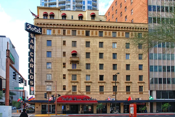 フェニックス アメリカ 2009年2月7日 セントラル アヴェにあるサン カルロス ホテルは1928年に開業しました 幽霊の目撃と関連しており 国家歴史登録財に登録されている — ストック写真